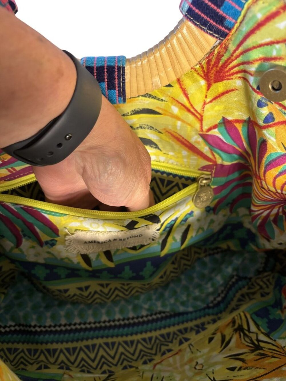 Woven Tote With Beaded Pineapple Wooden Circular Handles Colorful Fabric Lining - Picture 6 of 16
